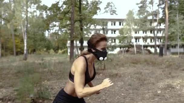 低酸素マスク アスレティックガールは低酸素マスクで動作します — ストック動画