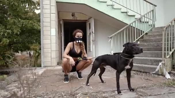 Efter Apokalypsen Atletisk Flicka Hypoxisk Mask Håller Hund Koppel — Stockvideo