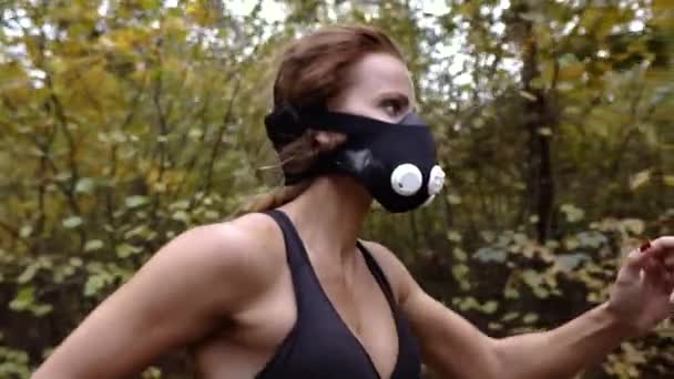 Masque Hypoxique Fille Athlétique Court Dans Masque Hypoxique — Video