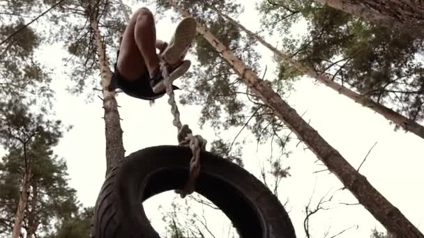 Maschera Ipossica Una Ragazza Atletica Sale Una Corda Con Una — Video Stock