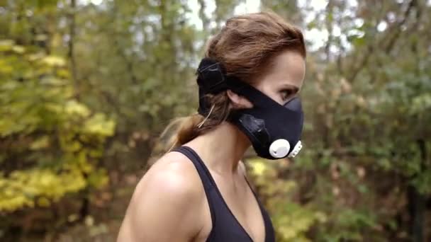 Hypoxisch Masker Atletisch Meisje Loopt Een Hypoxisch Masker — Stockvideo