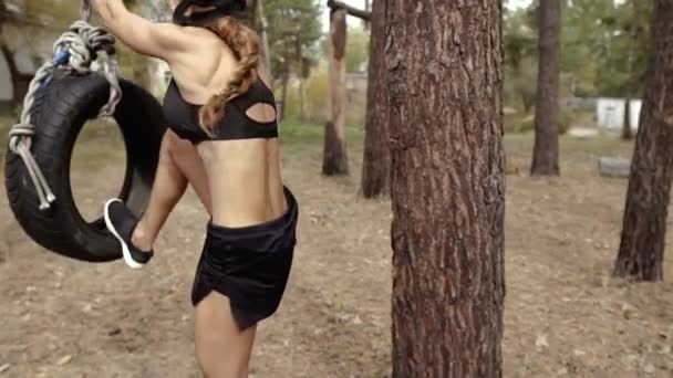 低氧面具 一个穿着低氧面罩的女运动员爬上绳子 — 图库视频影像