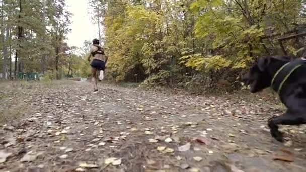 Hypoxisch Masker Atletisch Meisje Loopt Een Hypoxisch Masker — Stockvideo