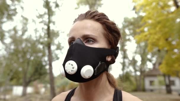 低氧面具 穿着低氧面具的女运动员的画像 — 图库视频影像