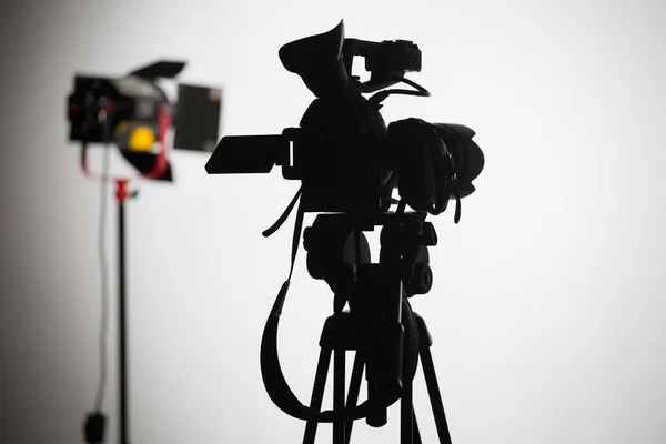 Профессиональная камера Studio на белом фоне — стоковое фото