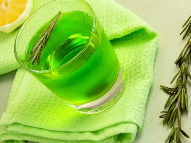 limon, limon ve biberiye ile iç