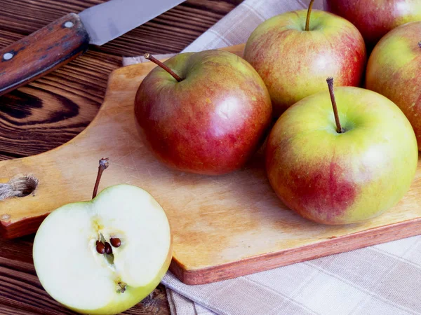 Leckere frische rote Äpfel — Stockfoto