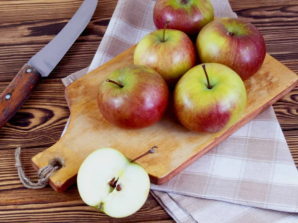 Leckere frische rote Äpfel — Stockfoto