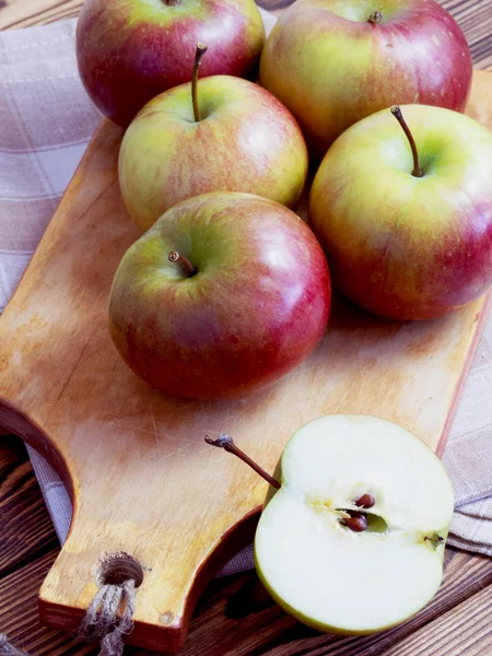 Leckere frische rote Äpfel — Stockfoto