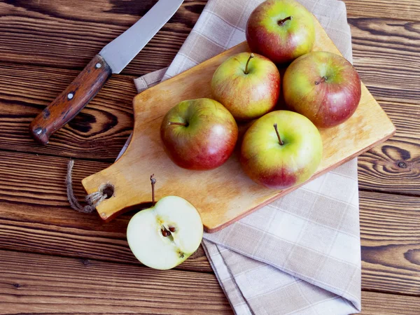 Leckere frische rote Äpfel — Stockfoto