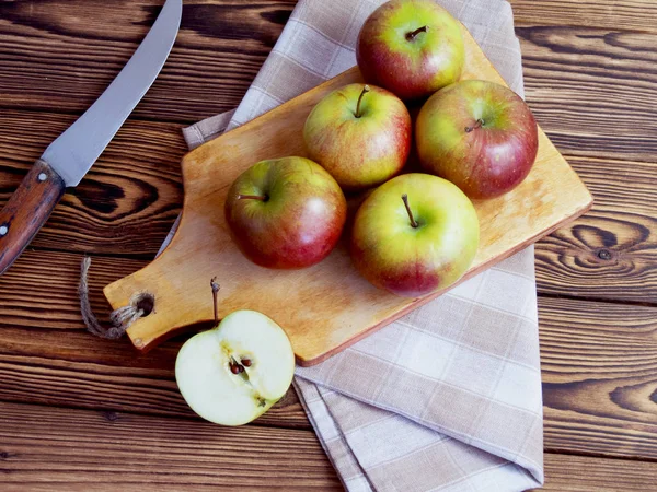 Leckere frische rote Äpfel — Stockfoto