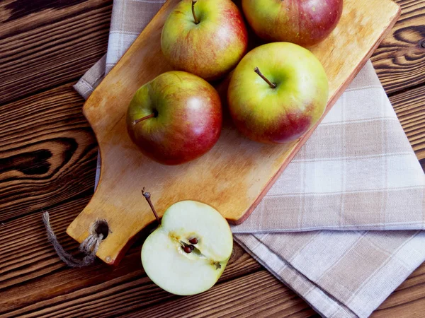 Leckere frische rote Äpfel — Stockfoto