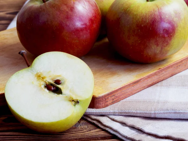 Leckere frische rote Äpfel — Stockfoto