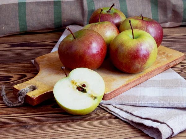 Leckere frische rote Äpfel — Stockfoto