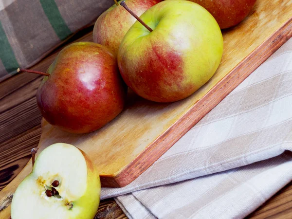 Leckere frische rote Äpfel — Stockfoto