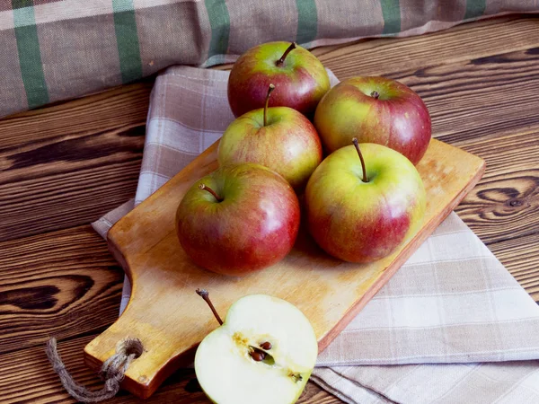 Leckere frische rote Äpfel — Stockfoto