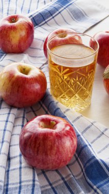 taze kırmızı elma ve elma suyu