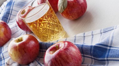 taze kırmızı elma ve elma suyu