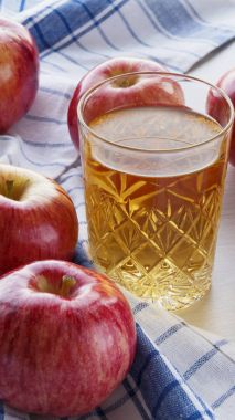 taze kırmızı elma ve elma suyu