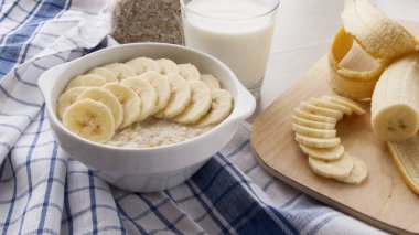 yulaf ezmesi muz ve bir bardak süt