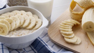 yulaf ezmesi muz ve bir bardak süt