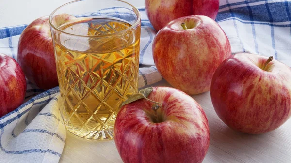 Świeże jabłka czerwone i szklanką soku jabłkowego — Zdjęcie stockowe