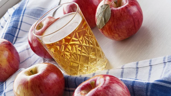 Mele rosse fresche e bicchiere di succo di mela — Foto Stock