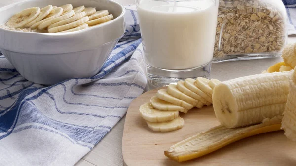 Овсянка с бананами и стакан молока — стоковое фото
