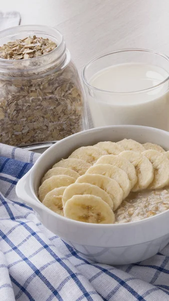 Haferflocken mit Bananen und einem Glas Milch — Stockfoto