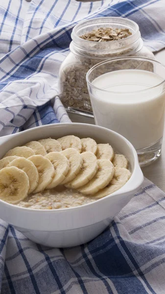 Haferflocken mit Bananen und einem Glas Milch — Stockfoto