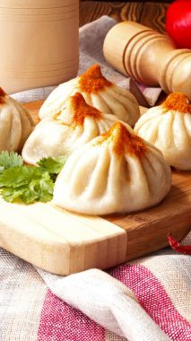 köfte et, baharatlar ve sebzeler ile