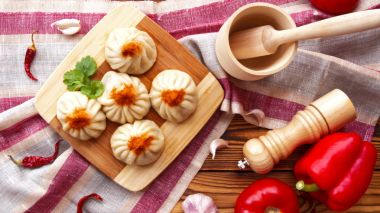 köfte et, baharatlar ve sebzeler ile