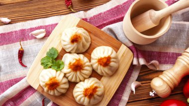 köfte et, baharatlar ve sebzeler ile