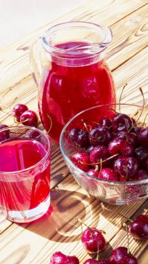 bir cam ve sürahi vişne suyu