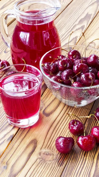 Cherry juice i ett glas och karaff — Stockfoto