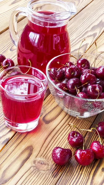 Suco de cereja em um copo e decantador — Fotografia de Stock