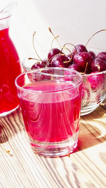 Kirschsaft im Glas und Karaffe — Stockfoto