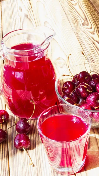 Suco de cereja em um copo e decantador — Fotografia de Stock