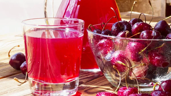 Suco de cereja em um copo e decantador — Fotografia de Stock