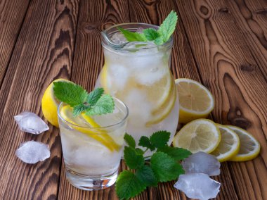 buz ve bir sürahi içinde nane ile limonata