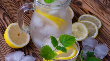 buz ve bir sürahi içinde nane ile limonata