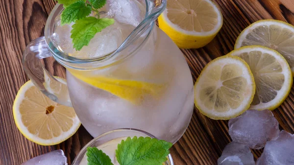 Lemoniady z lodu i mięty w dzbanku — Zdjęcie stockowe