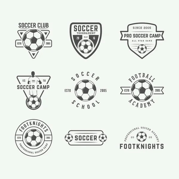 ビンテージ サッカーまたはフットボールのロゴ、エンブレム、バッジのセット. — ストックベクタ