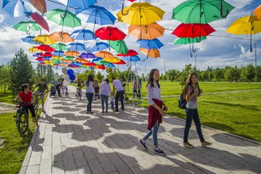 Astana, Kazakistan'ın Başkan Park. Şemsiye renkli sokak.