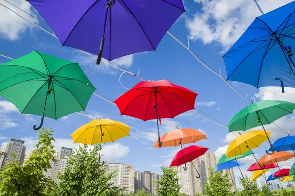 Astana, Kazakistan'ın Başkan Park. Şemsiye renkli sokak.