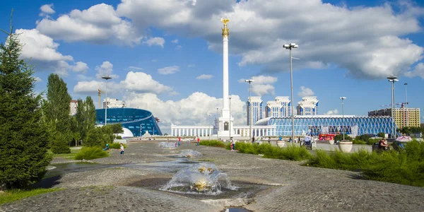 Памятник казахскому Эли в Астане . — стоковое фото