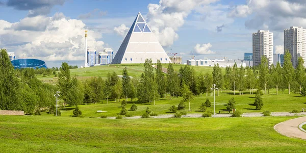 Palacio de la Paz y la Reconciliación en la ciudad de Astana . — Foto de Stock