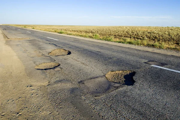 Bad roads requiring repair — Stock Photo, Image