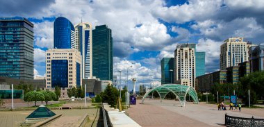 Nur-Sultan 'da (Astana) merkez bulval. Kazakistan. Fotoğraf 17.05.2020 'de çekildi.