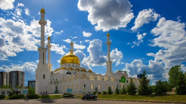 Nur-Sultan 'da (Astana) merkez bulval. Kazakistan. Fotoğraf 17.05.2020 'de çekildi.